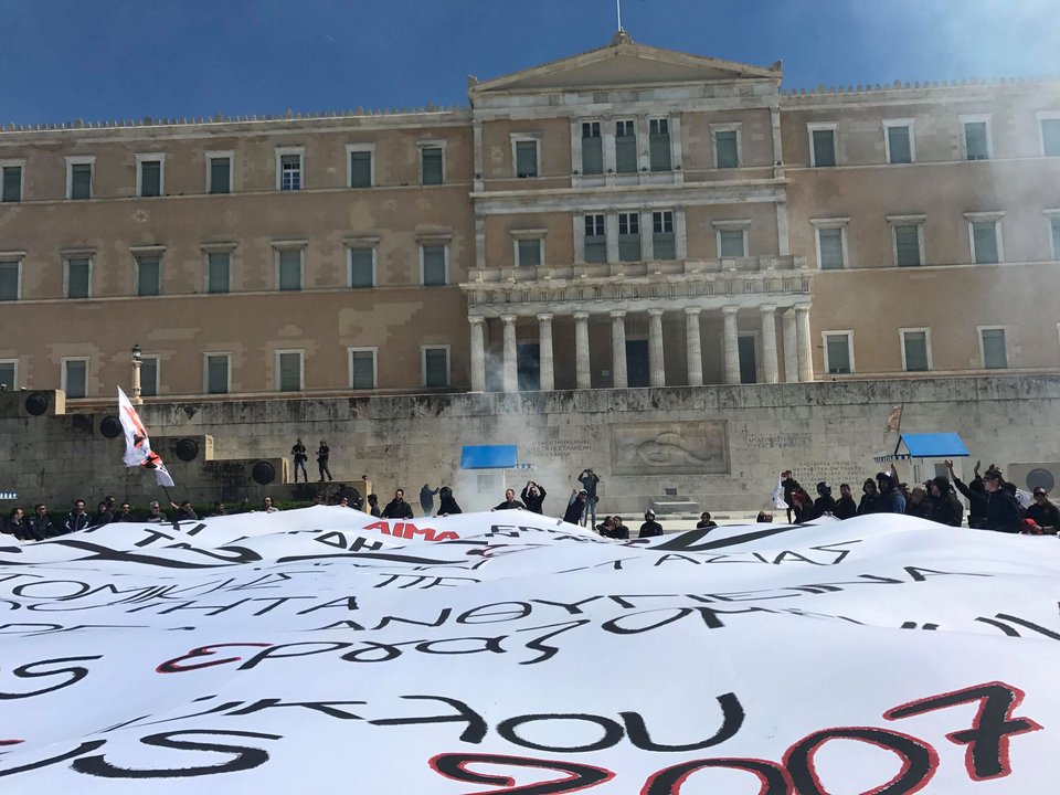 Το πανό των ντελιβεράδων στην Βουλή.