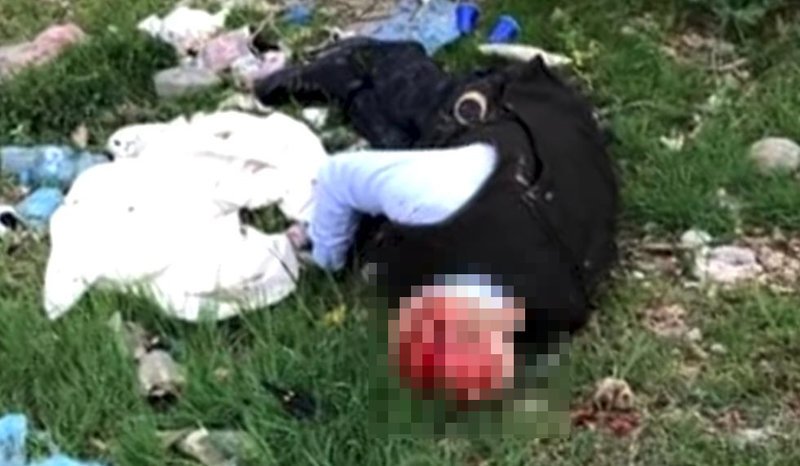 Εικόνα με τον Αντμίρ Μουρατάι να κείτεται νεκρός στο έδαφος, με αίματα στο κεφάλι