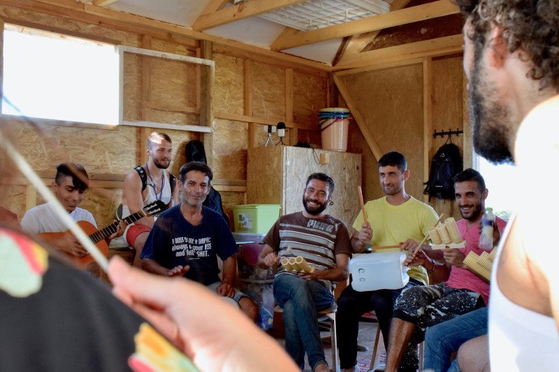Πρόσφυγες γίνονται «1» υπό τους ήχους της μουσικής