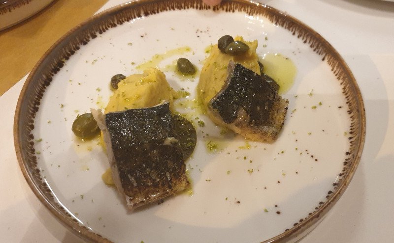 Μπακαλιάρο τεμπούρα με σκορδαλιά αμύγδαλου και γλιστρίδα seawolf