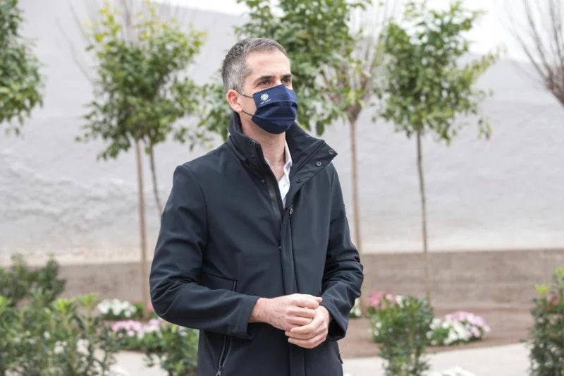 Ο Κώστας Μπακογιάννης στο «πάρκο τσέπης» στον Κολωνό