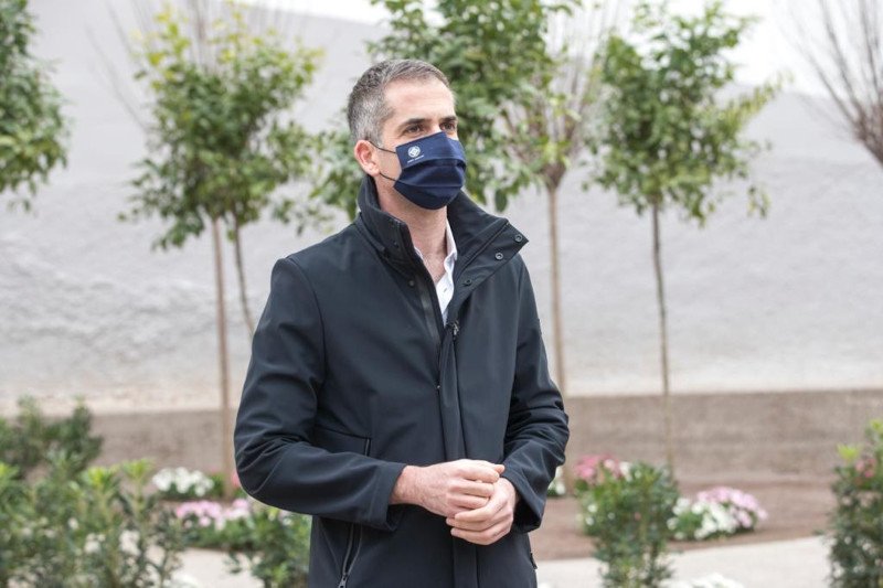 Ο Κώστας Μπακογιάννης στο «πάρκο τσέπης» στον Κολωνό