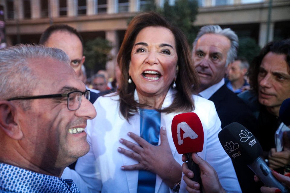 Η Ντόρα Μπακογιάννη εμφανώς συγκινημένη στο εκλογικό περίπτερο του γιού της Κώστα