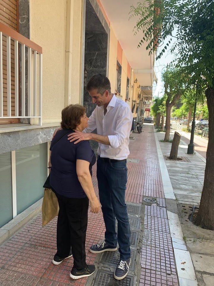 Ο Κ. Μπακογιάννης συνομιλεί με μια κάτοικο