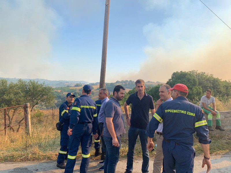 O Κώστας Μπακογιάννης παρακολουθεί τις εξελίξεις για τη φωτιά στην Εύβοια