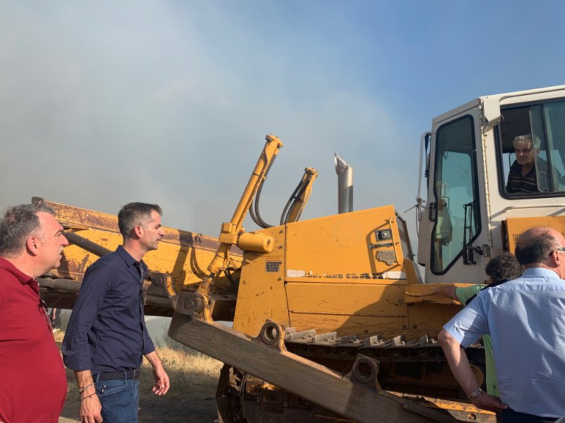 Ο Κώστας Μπακογιάνης δίπλα σε έναν εκσκαφέα 