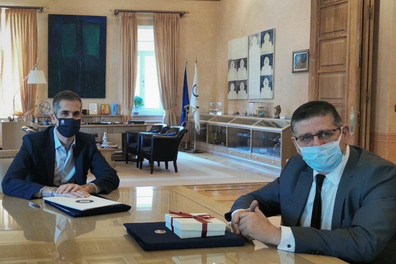 O δήμαρχος Αθηναίων Κώστας Μπακογιάννης και ο πρύτανης του Οικονομικού Πανεπιστημίου Αθηνών, Δημήτρης Μπουραντώνης