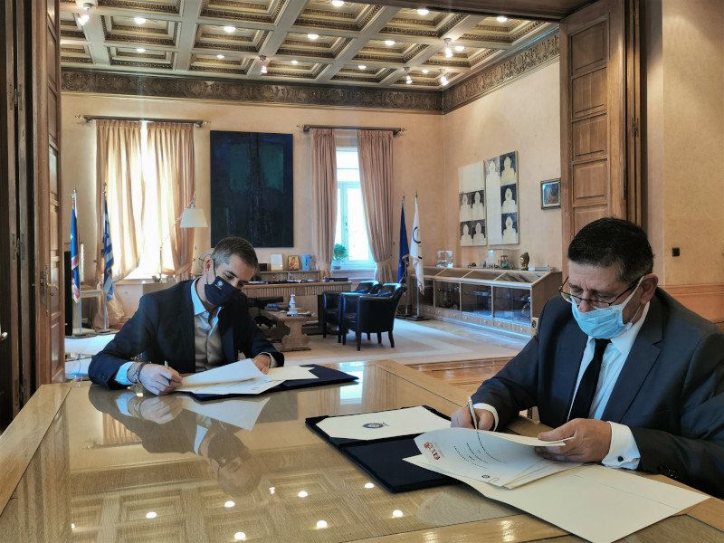 O δήμαρχος Αθηναίων Κώστας Μπακογιάννης και ο πρύτανης του Οικονομικού Πανεπιστημίου Αθηνών, Δημήτρης Μπουραντώνης