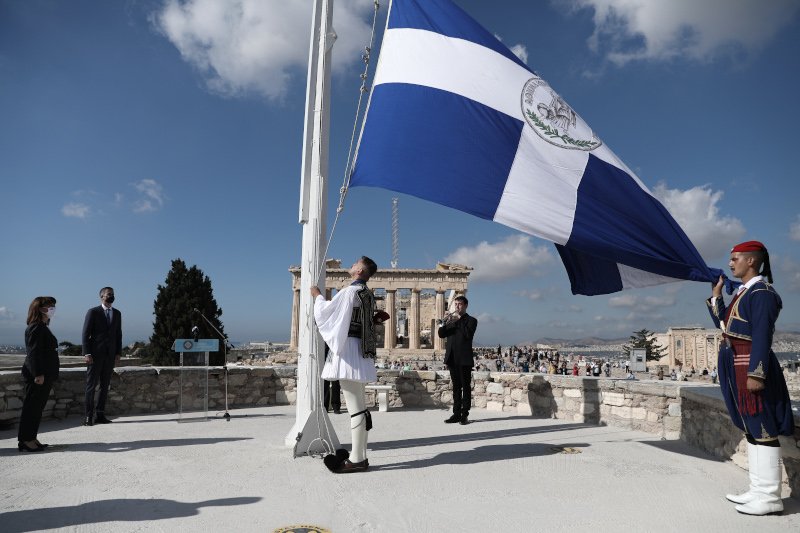Η έπαρση της σημαίας στον ιερό βράχο της Ακρόπολης / Φωτογραφία: INTIME NEWS