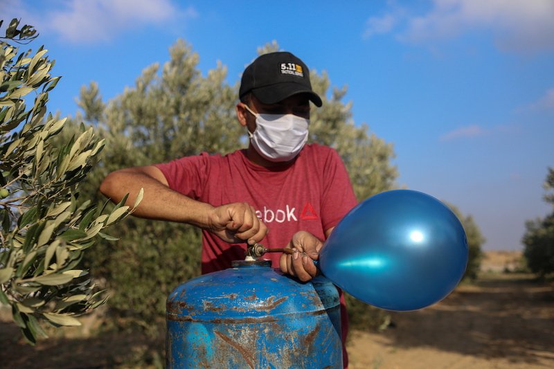 Παλαιστίνιος φτιάχνει μπαλόνια με εκρηκτικό μηχανισμό