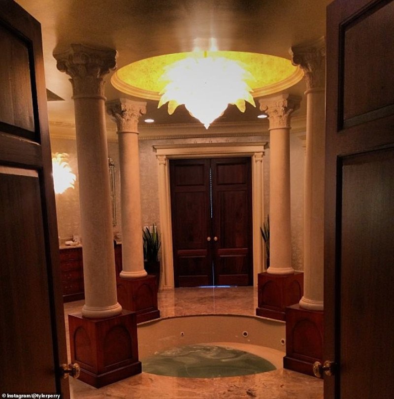 Το ένα από τα δώδεκα μπάνια της βίλας που θυμίζει αρχαιοελληνικό λουτρό