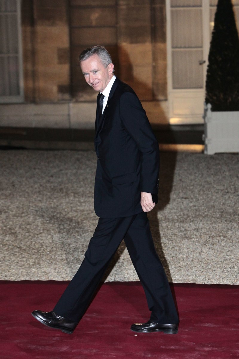 Ο Μπερνάρ Αρνό περπατά σε κόκκινο χαλί