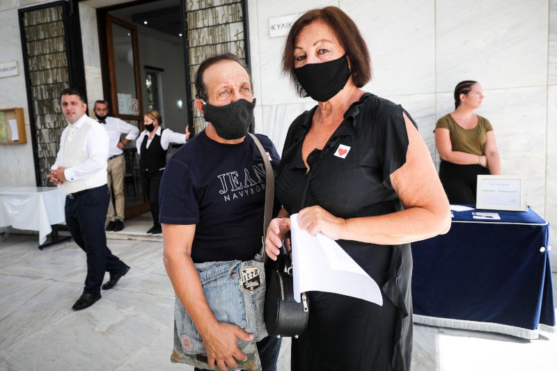 Ο Σπύρος Μπιμπίλας και η Γεωργία Ζώη στην κηδεία του Γιώργου Βούρου