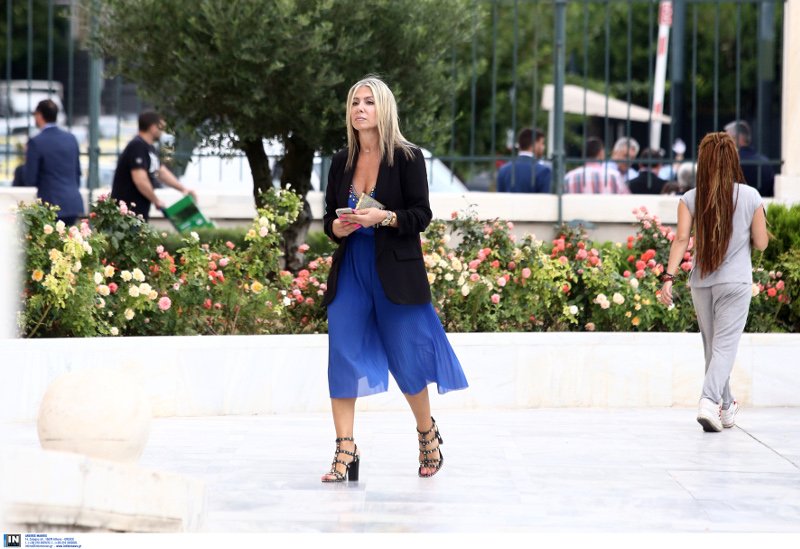 Η κυρία με τα μπλε που τράβηξε τα βλέμματα