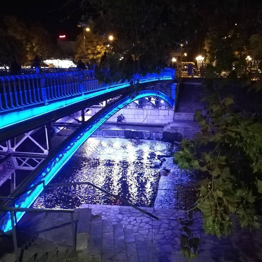 μπλε φως γεφυρα