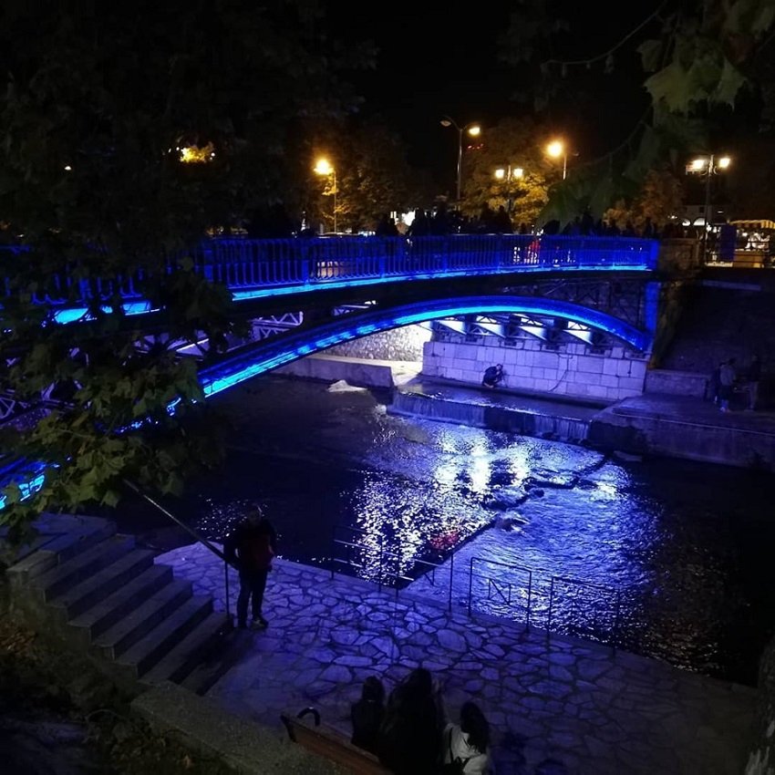 μπλε φως γεφυρα