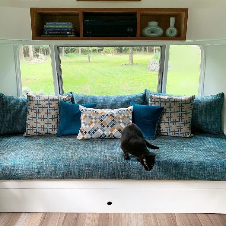  Ο νέος μπλε μοντέρνος καναπές-κρεβάτι