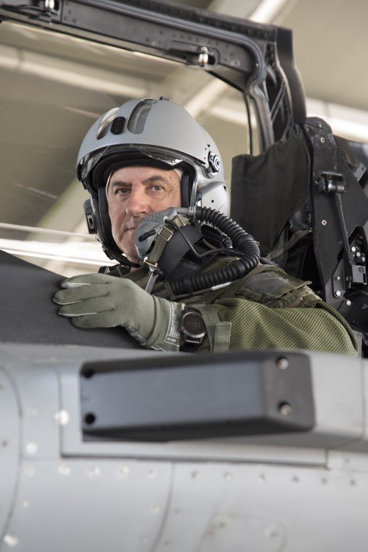 O αρχηγός του ΓΕΑ στο κόκπιτ του Rafale