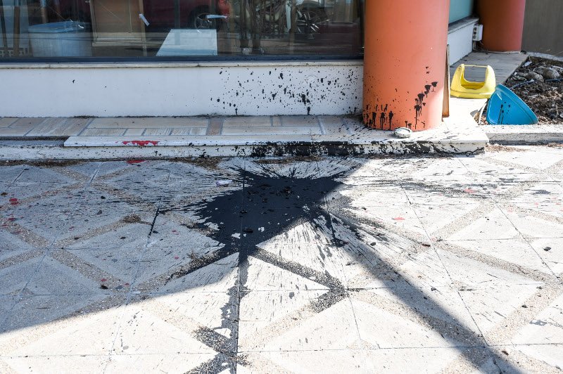 Αγνωστοι πέταξαν μπογιές