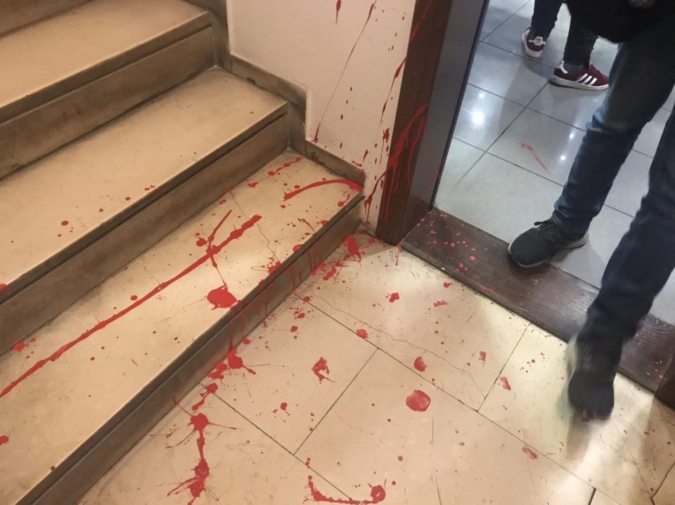 Τα μέλη του Ρουβίκωνα πέταξαν μπογιά και στο πάτωμα στην είσοδο