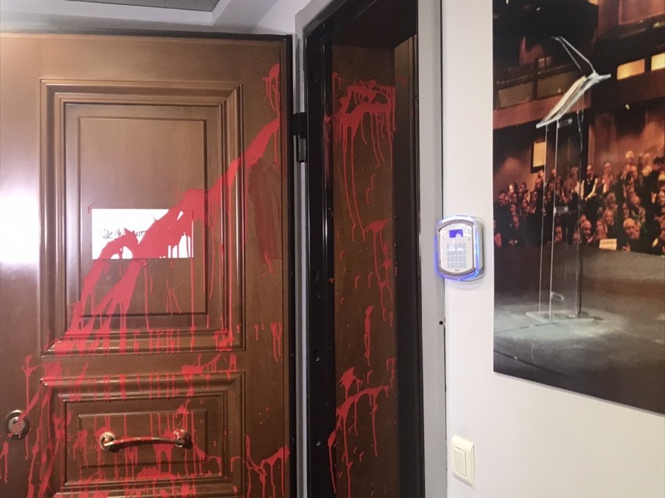Γεμάτη κόκκινη μπογιά η πόρτα του πολιτικού γραφείου του Βασίλη Κικίλια 