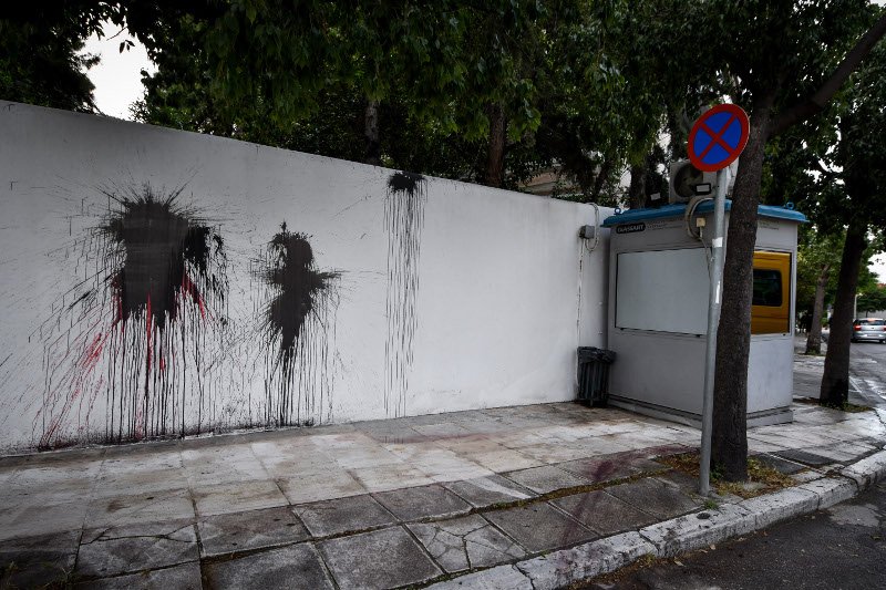Μαύρες μπογιές στον τοίχο δίπλα από το φυλάκιο