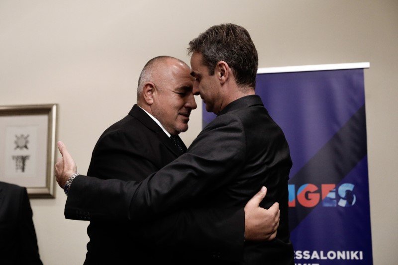 Μπόικο Μπορίσοφ αγκαλιάζει τον Κυριάκο Μητσοτάκη