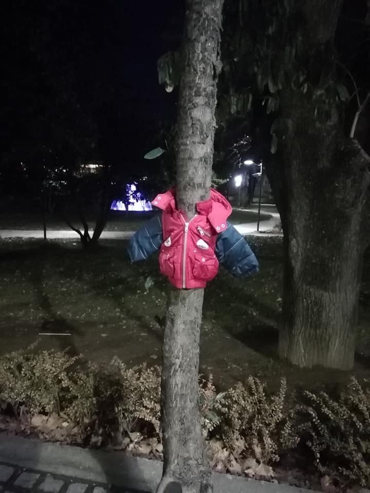 παιδικό μπουφάν σε δέντρο