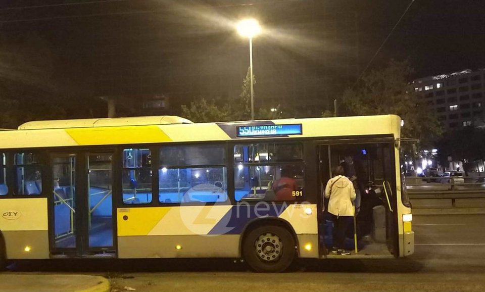 Το λεωφορείου του ΟΑΣΑ ακινητοποιημένο μετά την επίθεση -Φωτογραφία: Znews.gr