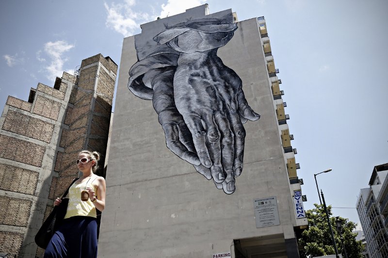 Το πρώτο έργο του Παύλου Τσάκωνα με την αναφορά στην προσευχή του Ντύρερ, ψηλά στην Ομόνοια / Φωτογραφία Αλέξανδρος Μιχαηλίδης SOOC