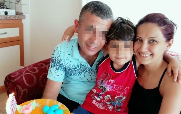 Ο κατηγορούμενος με την σύζυγό του και το παιδί τους