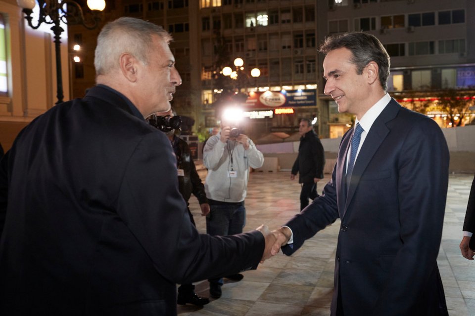 Ο δήμαρχος Πειραιά Γιάννης Μώραλης με τον Κυριάκο Μητσοτάκη