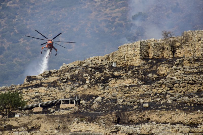 Ελικόπτερο επιχειρεί ρίψη νερού στις Μυκήνες / Φωτογραφία: Eurokinissi