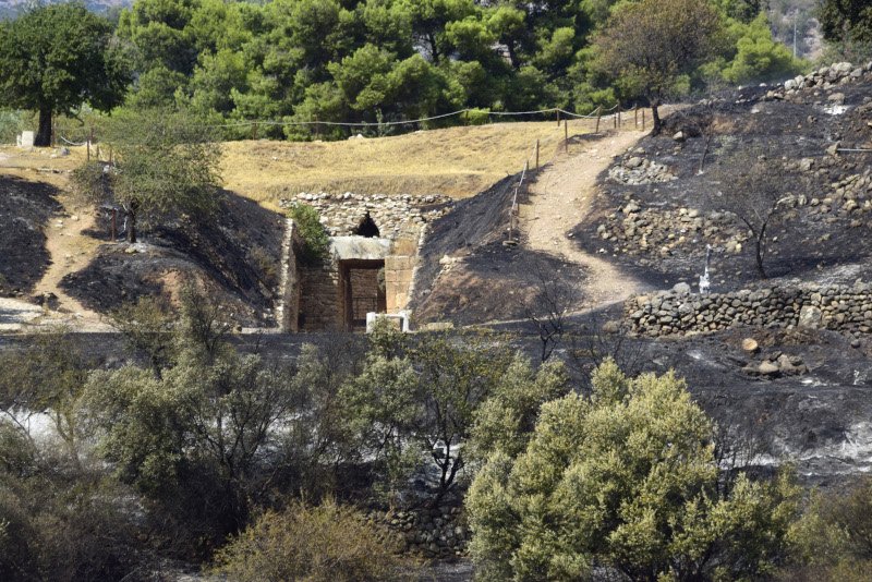 Η φωτιά πέρασε μέσα από τον αρχαιολογικό χώρο των Μυκηνών / Φωτογραφία: Eurokinissi