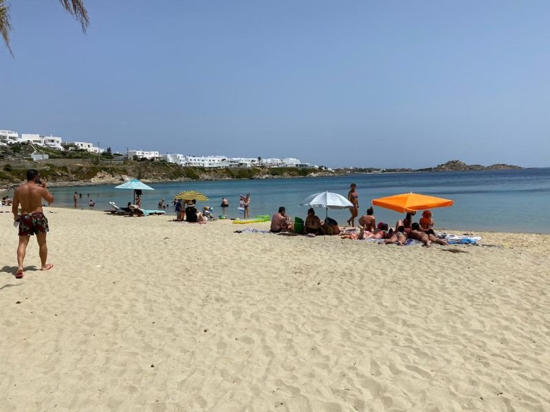 Η Ψαρού στη Μύκονο μοιάζει να επέστρεψε από άλλες δεκαετίες και μετατράπηκε σε ήσυχη οικογενειακή παραλία