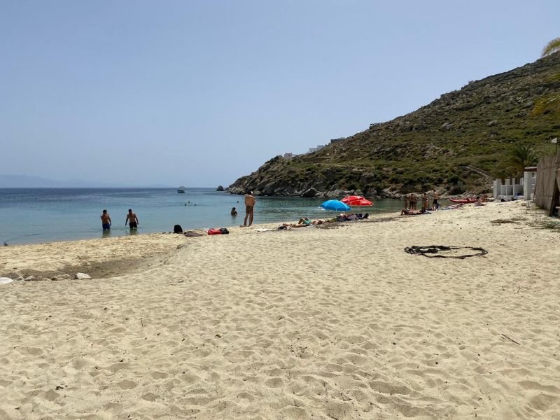 Πετσέτες στη άμμο και ομπρέλες μπήκαν στο σκηνικό της δημοφιλούς παραλίας της Μυκόνου