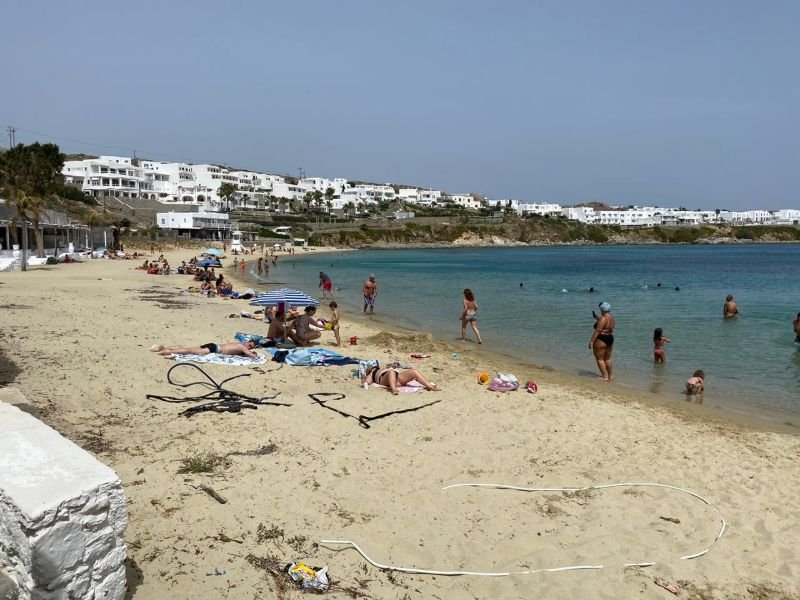 Η Ψαρού στη Μύκονο χωρίς πολυτελείς ξαπλώστρες, σαμπάνιες και κοκτέιλς