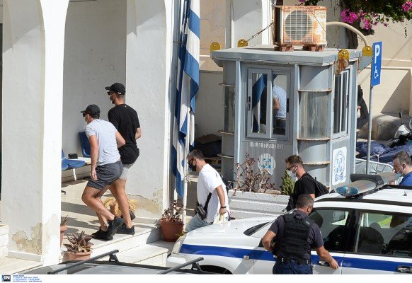 Ο διαχειριστής στη βίλα της Μυκόνου όπου έγινε το πάρτι οδηγείται στον εισαγγελέα Σύρου - Φωτογραφία: Intimenews