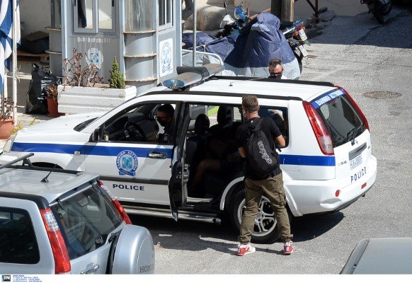 Ο διαχειριστής στη βίλα της Μυκόνου όπου έγινε το πάρτι οδηγείται στον εισαγγελέα Σύρου - Φωτογραφία: Intimenews