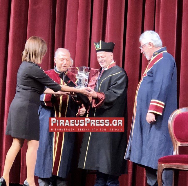 Ο Ευάγγελος Γ. Μυτιληναίος κατά την αναγόρευσή του σε Επίτιμο Διδάκτορα του Τμήματος Οργάνωσης και Διοίκησης Επιχειρήσεων της Σχολής Οικονομικών, Επιχειρηματικών και Διεθνών Σπουδών του Πανεπιστημίου Πειραιώς.-Φωτογραφία: Pireauspress - Φωτογραφία: Pireauspress