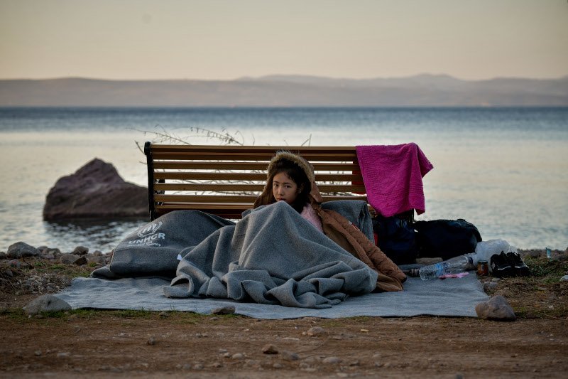 Κουβέρτες στο χώμα για να περάσουν τη νύχτα έστρωσαν αρκετοί πρόσφυγες