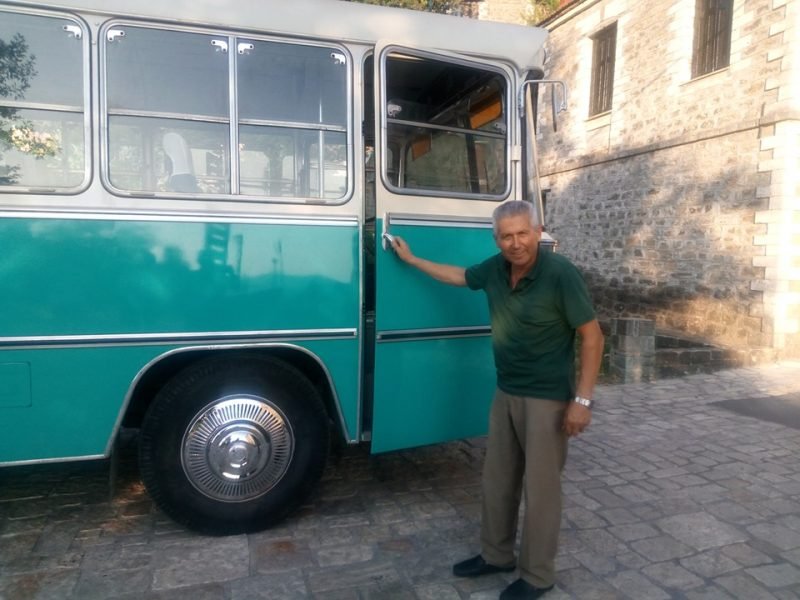 Ο κ. Λεωνίδας Ράμμος, που ανακαίνισε το λεωφορείο με μεράκι