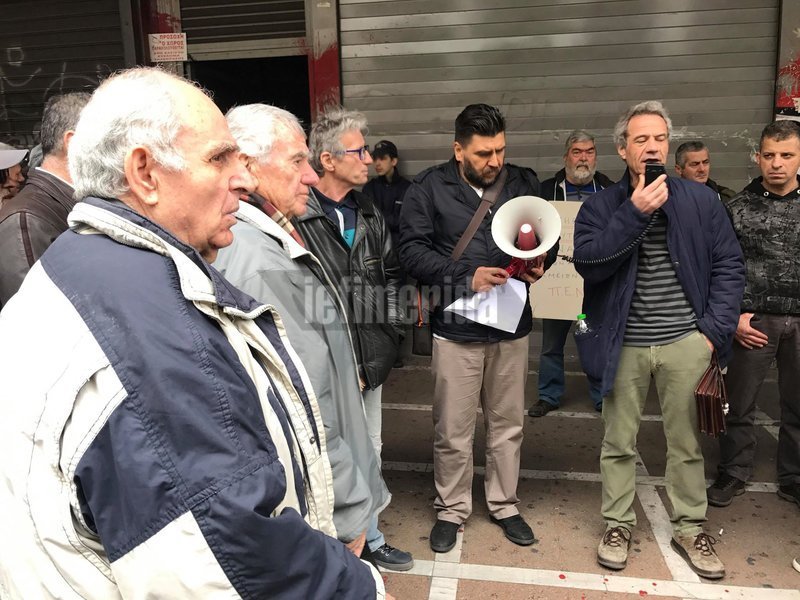 Οι ναυτεργάτες με πανό έξω από το Υπουργείο Εργασίας.