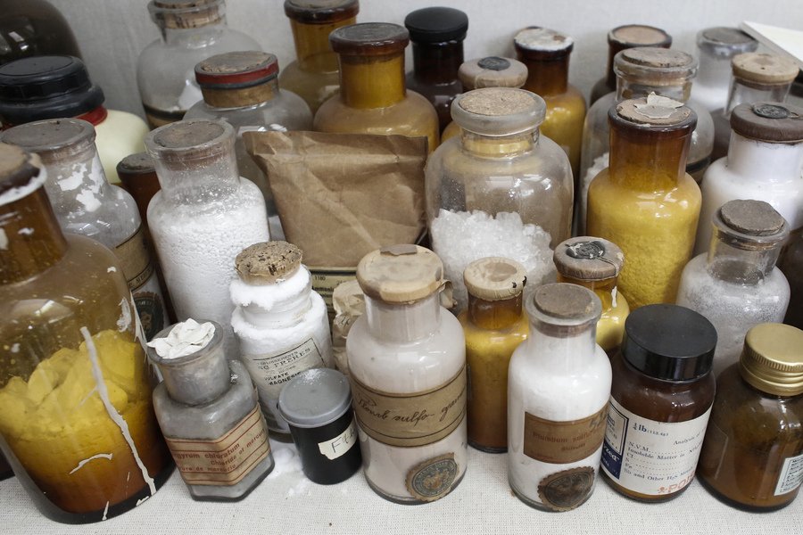 Φωτογραφία που δόθηκε σήμερα στην δημοσιότητα εικονίζει διάφορους τύπους ναρκωτικών ουσιών και αποτελούν εκθέματα του Εγκληματολογικού Μουσείου 