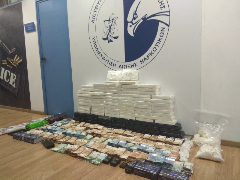 Ναρκωτικά και χρήματα εντόπισαν οι Αρχές