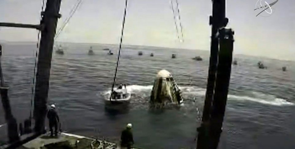 H κάψουλα της SpaceX περικυκλωμένη από σκάφη