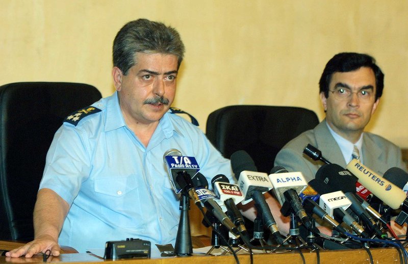 Δηλώσεις Νασιάκου ως αρχηγού της ΕΛΑΣ για τα ευρήματα στη γιάφκα της 17Ν το 2002 -Δίπλα του ο Λευτέρης Οικονόμου