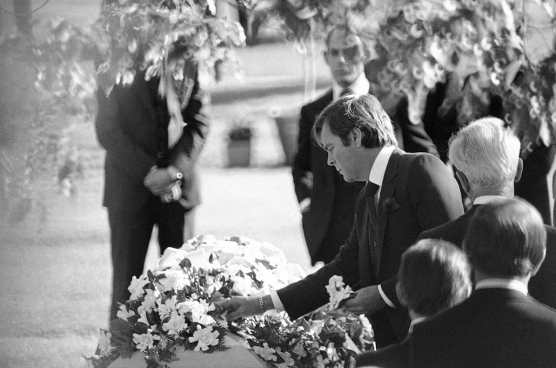 Διάσημα ονόματα του Χόλιγουντ έδωσαν το παρών στην κηδεία της. Εδώ ο σύζυγός της, χαϊδεύει για τελευταία φορά το φέρετρο