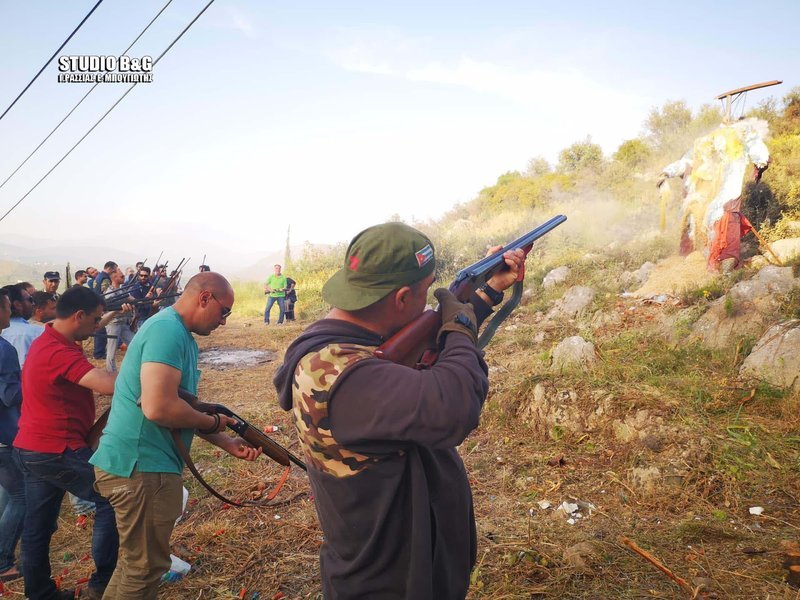 Οπλοφόροι πυροβολούν με καραμπίνες το ομοίωμα του Ιούδα στο χωριό Ασίνη του δήμου Ναυπλιέων