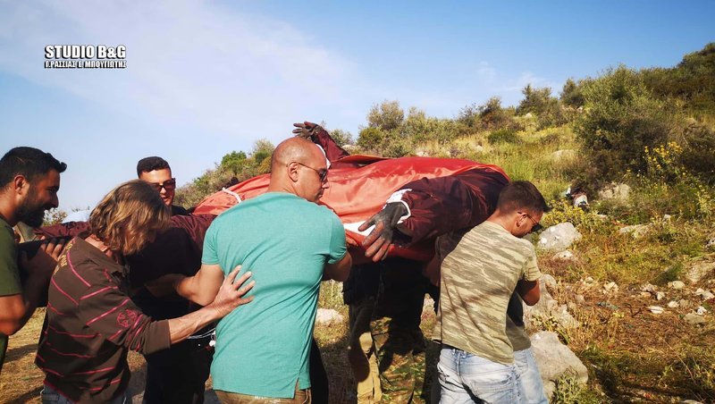Κάτοικοι κουβαλούν το ομοίωμα του Ιούδα στο σημείο της... εκτέλεσης